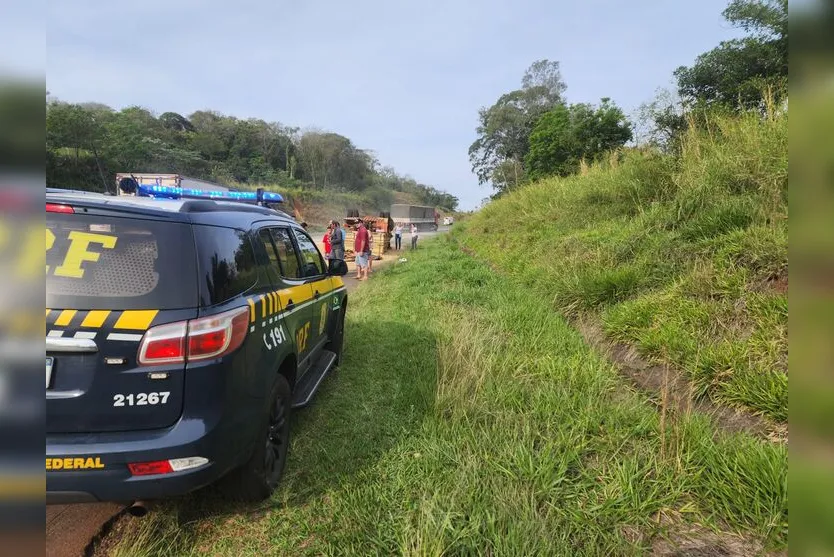 Capotamento de caminhão deixa BR-376 parcialmente interditada