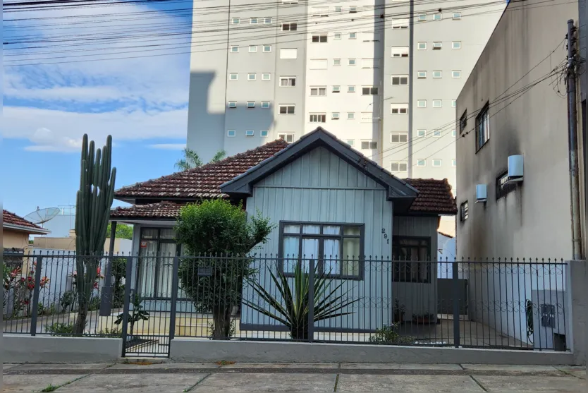  Casa que foi de pioneiro de Arapongas persiste em meio à prédios no centro da cidade 