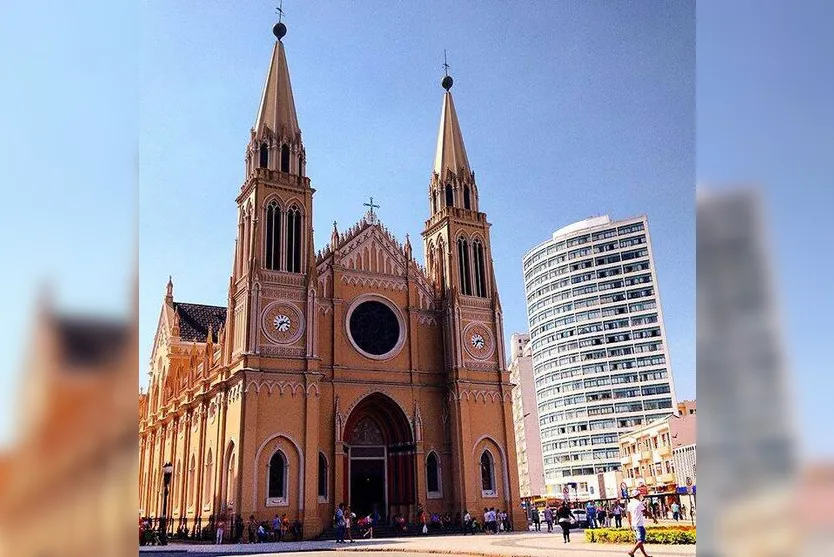  Catedral Basílica de Nossa Senhora da Luz dos Pinhais, em Curitiba, no Paraná 