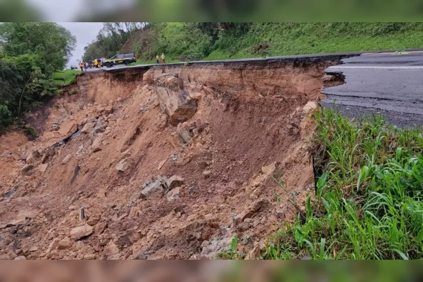 Chuva abre cratera na BR-476; rodovia está totalmente bloqueada