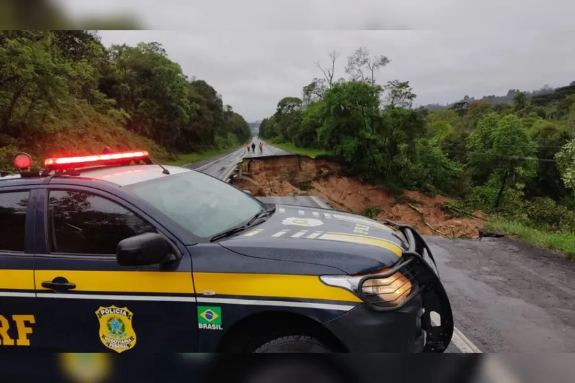 Chuva abre cratera na BR-476; rodovia está totalmente bloqueada