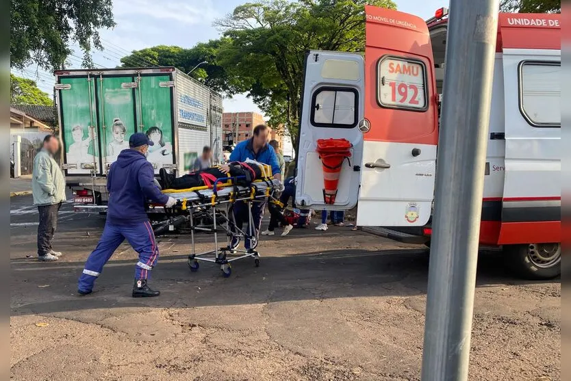Colisão entre moto e caminhão deixa motociclista ferido em Apucarana