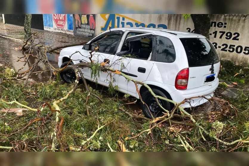  Corsa foi atingido na região do Espaço das Feiras 