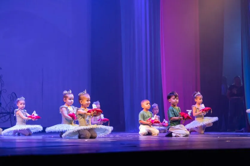 Crianças da rede municipal de educação brilham no palco do Cine Teatro