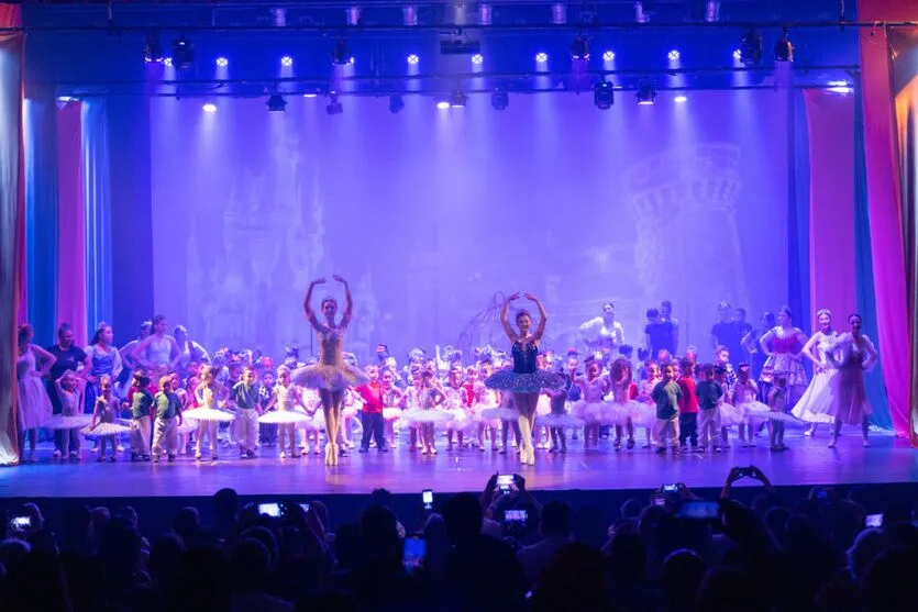 Crianças da rede municipal de educação brilham no palco do Cine Teatro