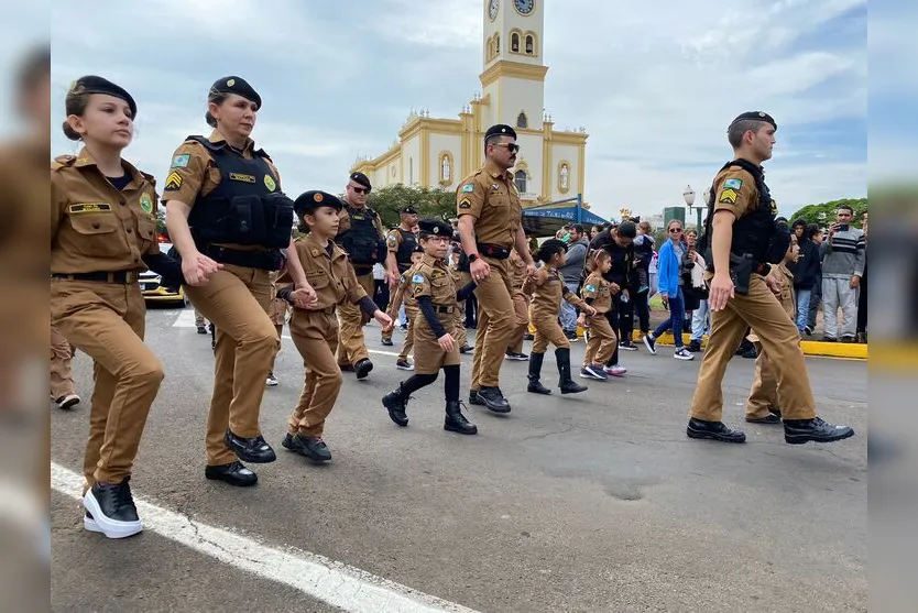 Desfile cívico-militar reúne grande público em Apucarana; veja imagens