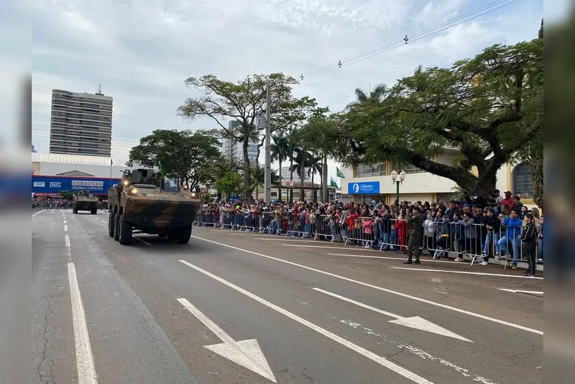Desfile cívico-militar reúne grande público em Apucarana; veja imagens