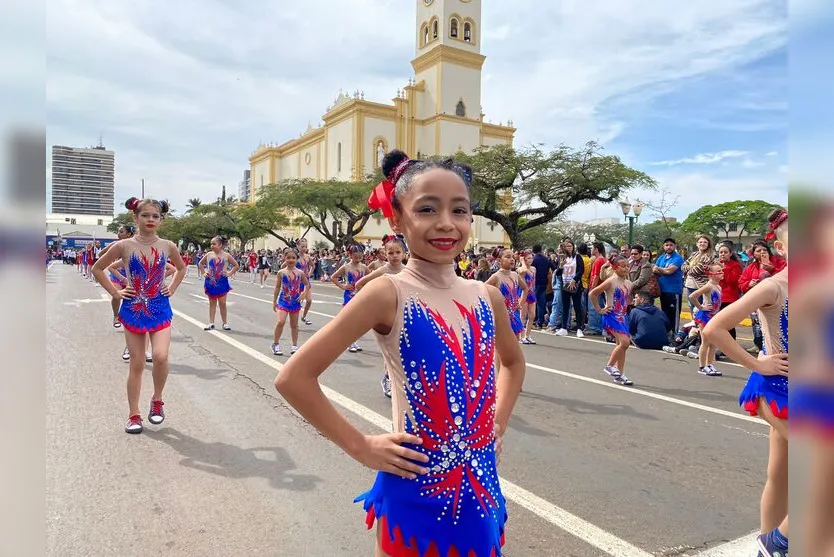 Desfile cívico-militar reúne grande público em Apucarana; veja imagens