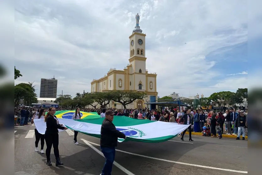 Desfile cívico-militar reúne grande público em Apucarana; veja imagens