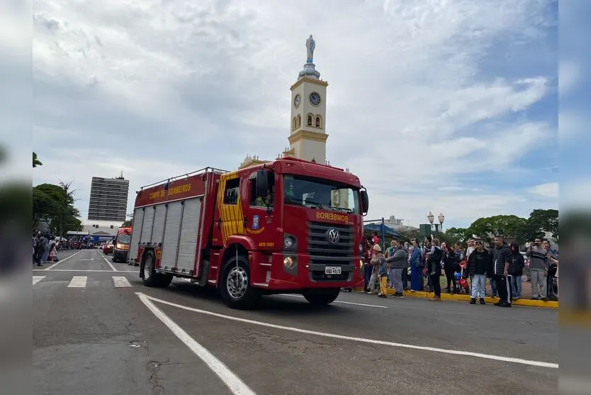 Desfile cívico-militar reúne grande público em Apucarana; veja imagens