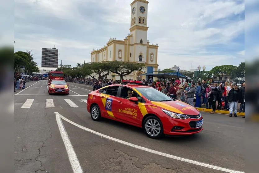 Desfile cívico-militar reúne grande público em Apucarana; veja imagens