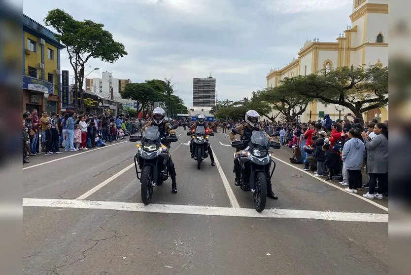 Desfile cívico-militar reúne grande público em Apucarana; veja imagens