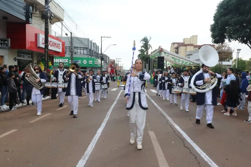 Desfile de 7 de setembro reúne multidão na Av. Brasil em Ivaiporã 