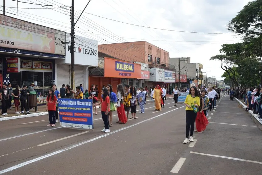  Desfile de 7 de setembro reúne multidão na Av. Brasil em Ivaiporã 