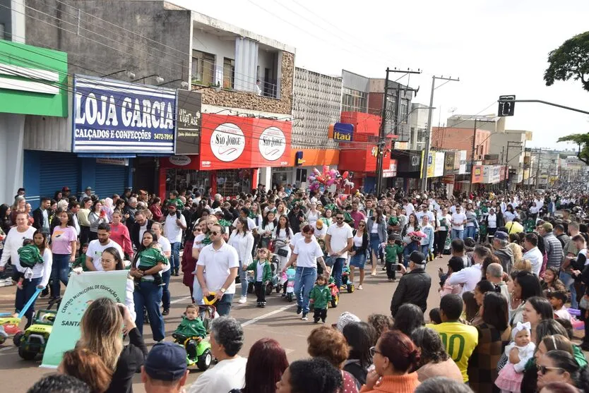  Desfile de 7 de setembro reúne multidão na Av. Brasil em Ivaiporã 