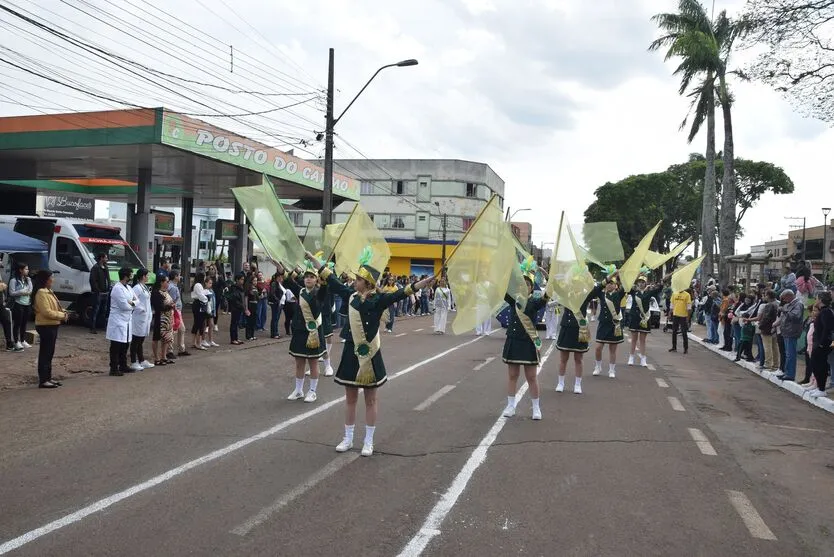  Desfile de 7 de setembro reúne multidão na Av. Brasil em Ivaiporã 