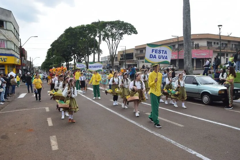  Desfile de 7 de setembro reúne multidão na Av. Brasil em Ivaiporã 