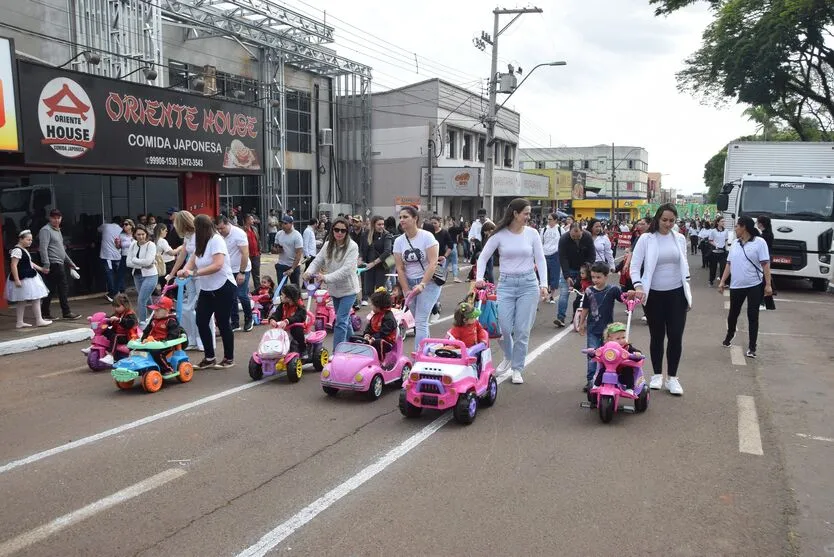  Desfile de 7 de setembro reúne multidão na Av. Brasil em Ivaiporã 