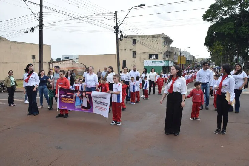  Desfile de 7 de setembro reúne multidão na Av. Brasil em Ivaiporã 