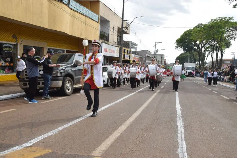  Desfile de 7 de setembro reúne multidão na Av. Brasil em Ivaiporã 