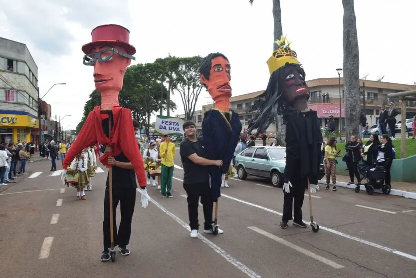  Desfile de 7 de setembro reúne multidão na Av. Brasil em Ivaiporã 