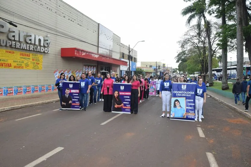  Desfile de 7 de setembro reúne multidão na Av. Brasil em Ivaiporã 