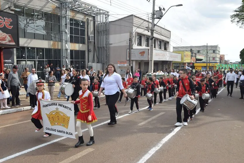  Desfile de 7 de setembro reúne multidão na Av. Brasil em Ivaiporã 