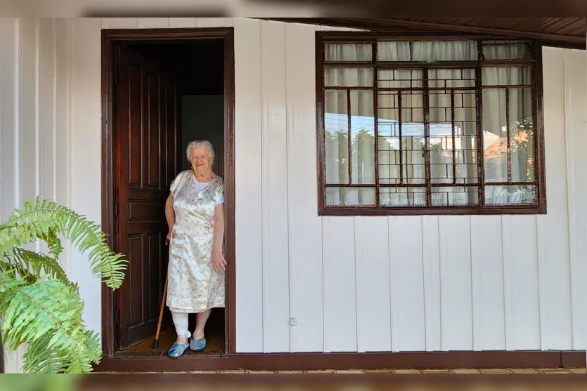  Dona Cleunice parada na porta da sua casa, onde mora desde 1983 