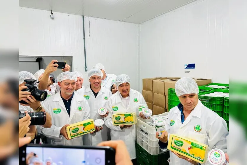  Ministros e outros convidados conhecem agroindústria de laticínios do MST 