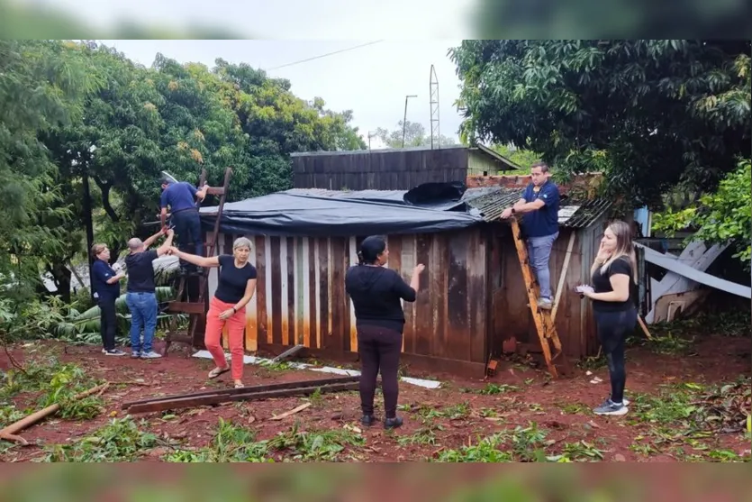  Moradores cobrem casa com lona em Jardim Alegre 