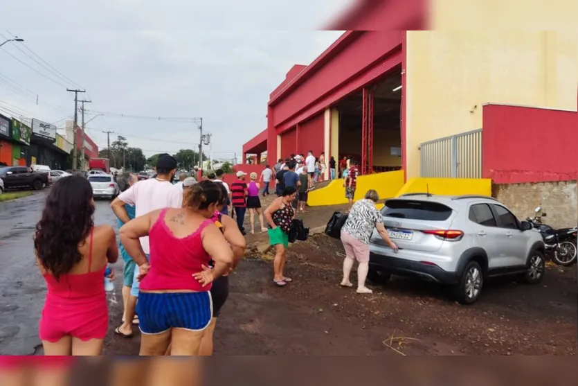  Moradores fazem fila nos bombeiros para pegar lona em Ivaiporã 