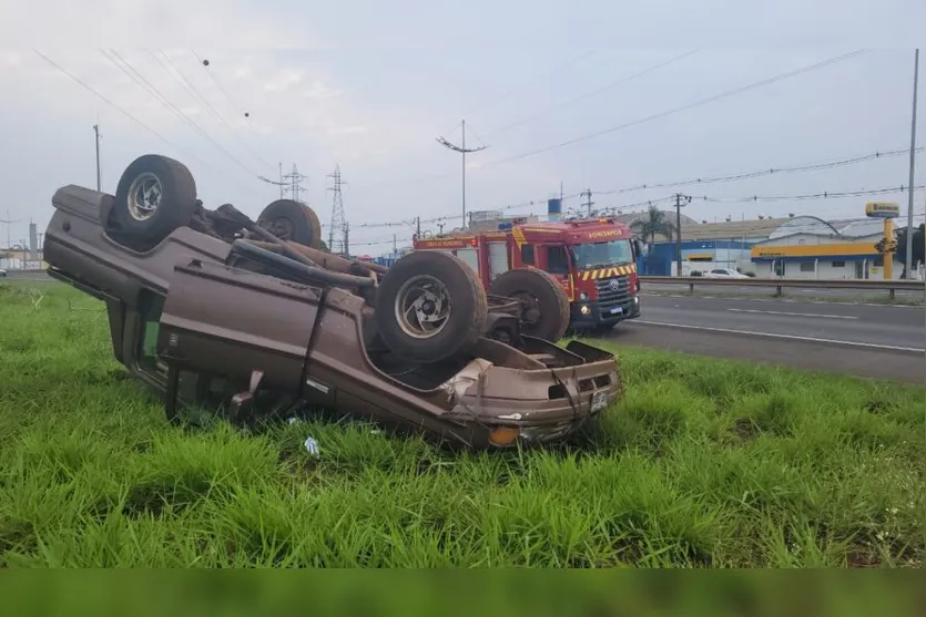 Motorista fica ferido após capotamento na BR-369 em Apucarana