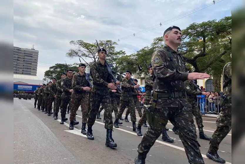  Por conta do desfile, o trânsito foi interrompido na Avenida Curitiba e ruas paralelas 