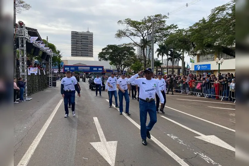  Por conta do desfile, o trânsito foi interrompido na Avenida Curitiba e ruas paralelas. 