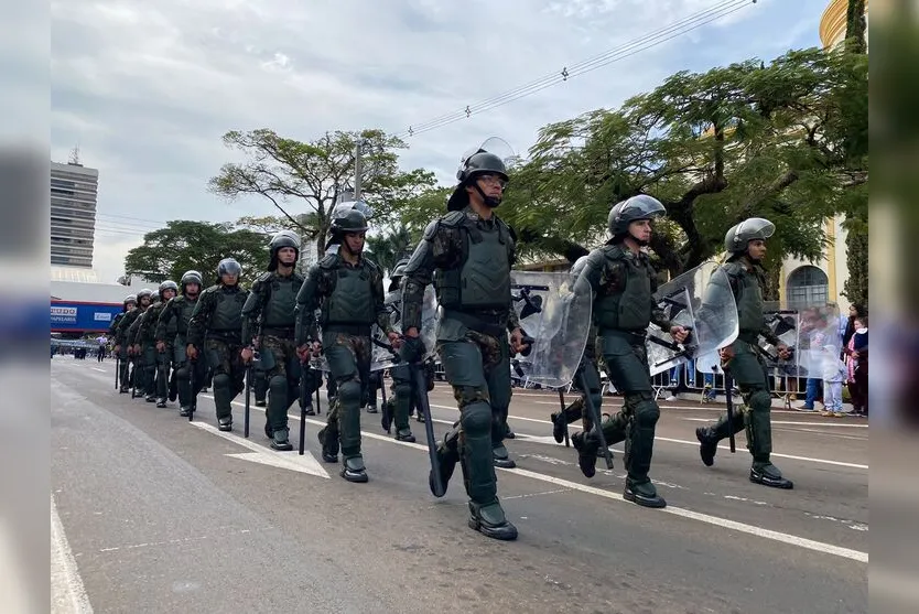  Por conta do desfile, o trânsito foi interrompido na Avenida Curitiba e ruas paralelas 