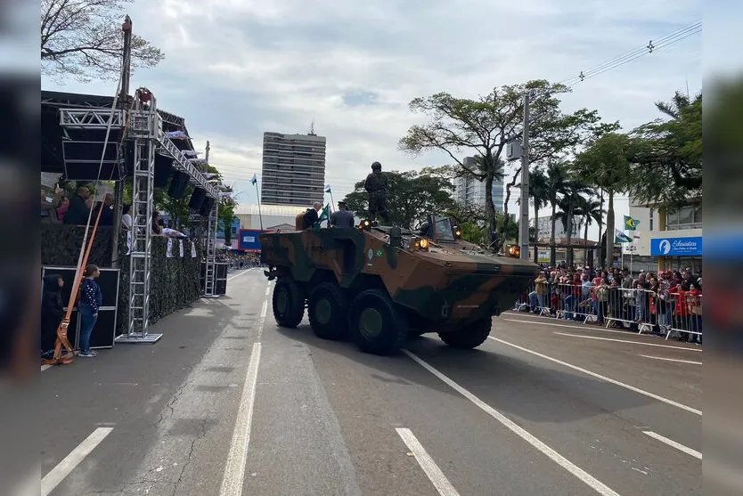  Por conta do desfile, o trânsito foi interrompido na Avenida Curitiba e ruas paralelas 