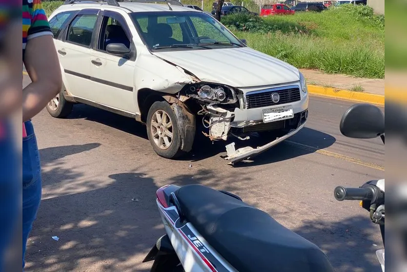  A colisão traseira aconteceu próximo ao semáforo da Rua Cristiano Kusmall. 