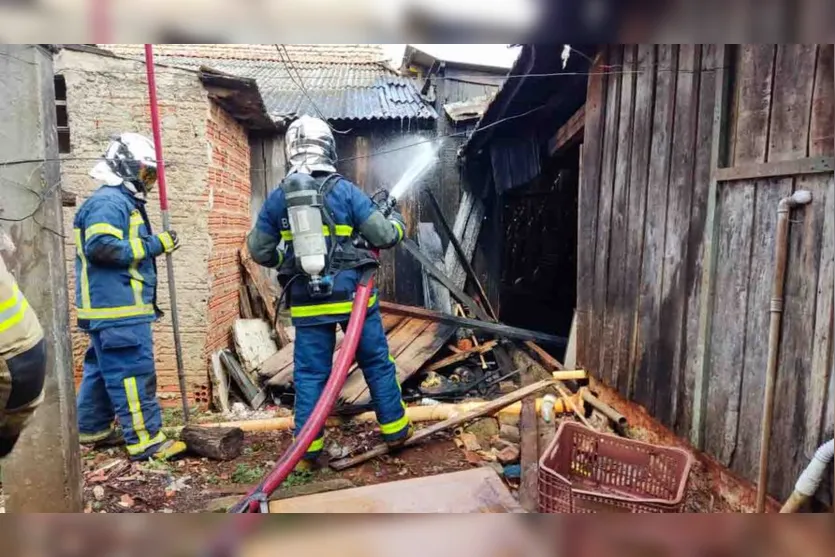  A equipe de bombeiros controlou as chamas 