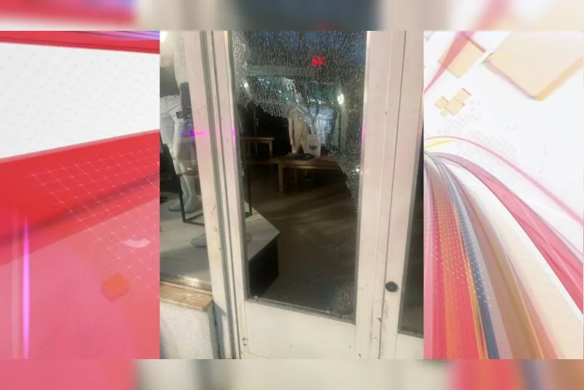  A mulher teria quebrado a vitrine da loja e furtado algumas peças de roupa que estavam expostas para venda. 