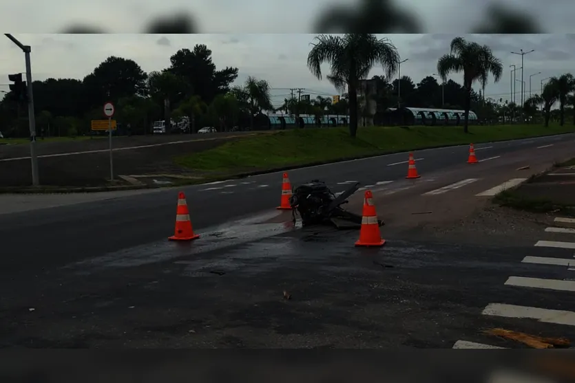 Audi tem motor arrancado após bater em árvores e capotar no PR