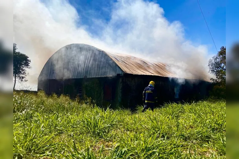  Bombeiros trabalham para conter as chamas no local 