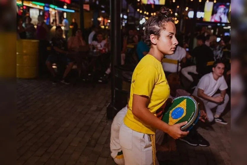  Capoeirista com um pandeiro durante apresentação 