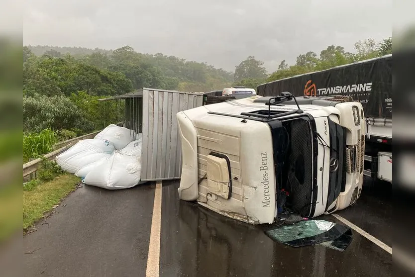  Carreta tombou na tarde desta quinta-feira 