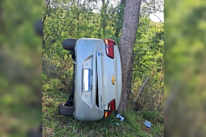 Carro com mãe e filha capota na Rodovia do Milho em Cambira