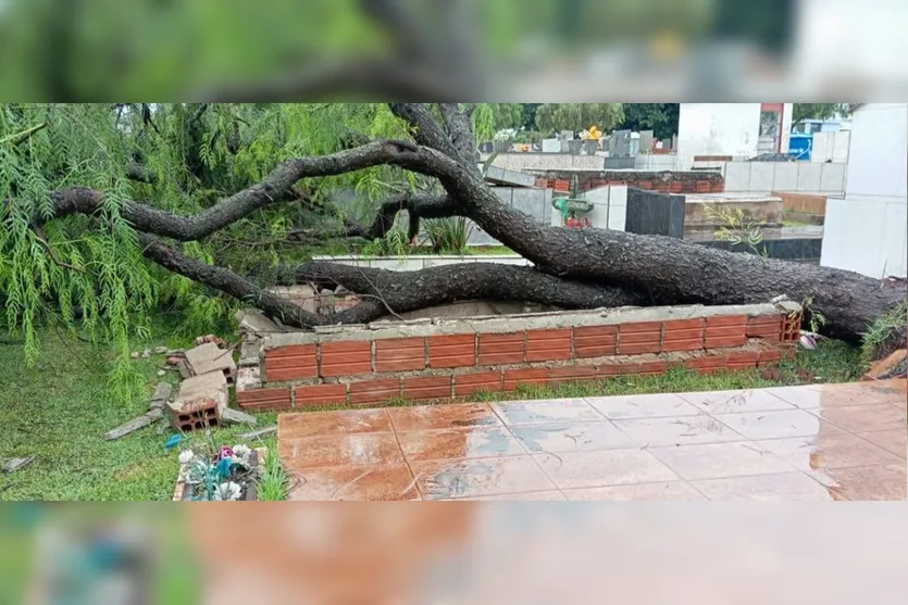 Cemitério do Paraná fica destruído após temporal; confira as imagens