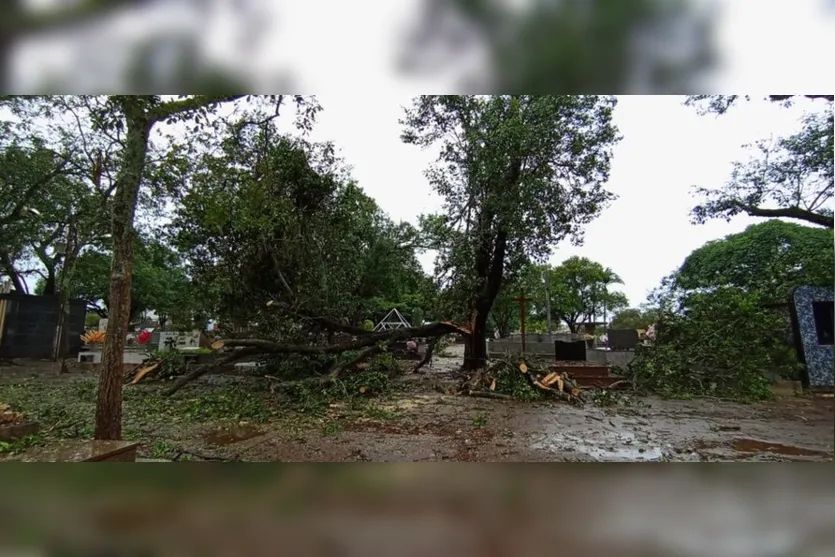 Cemitério do Paraná fica destruído após temporal; confira as imagens