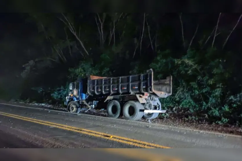 Colisão entre carro e caminhão tira vida de uma pessoa na PR-466