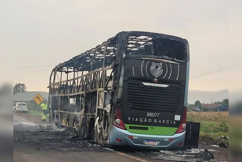  De acordo com testemunhas, o veículo apresentou falhas mecânicas e estava sendo guinchado para a oficina quando o fogo começou e se espalhou rapidamente por todo o ônibus. 