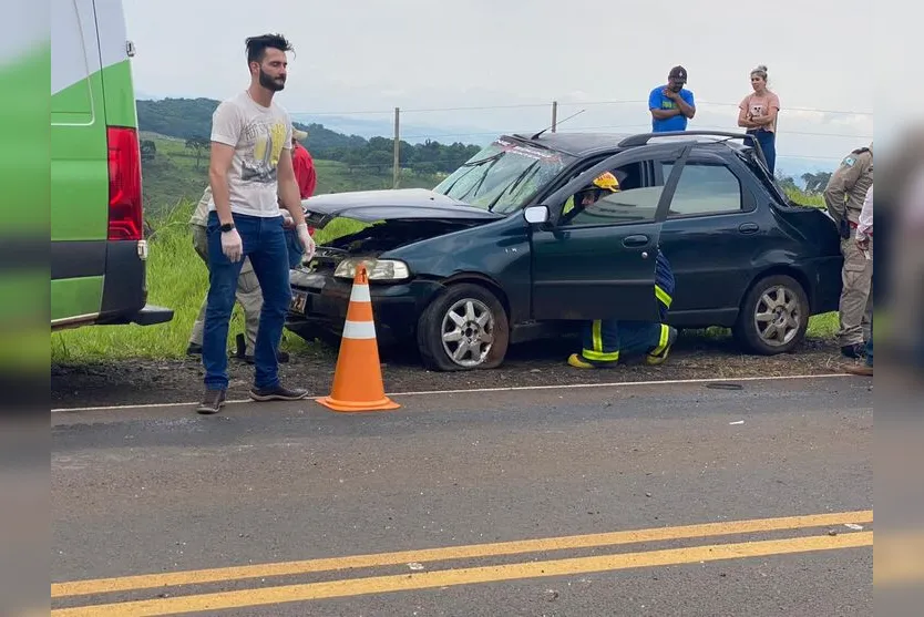 Duas pessoas ficam feridas após capotamento na Rodovia do Milho