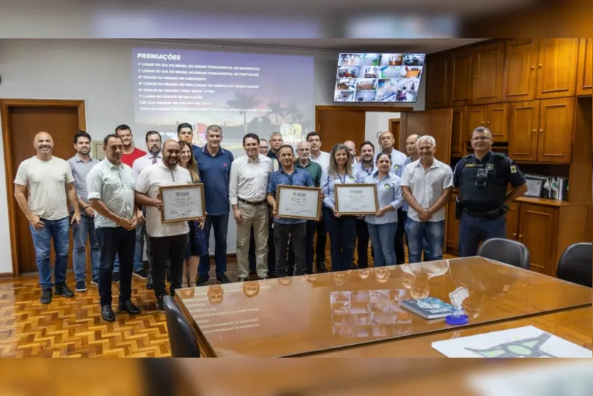  Equipe da prefeitura comemora reconhecimento 